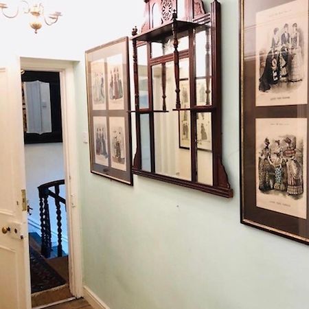 Lauras Townhouse Apartments Dressmakers Salon Бат Экстерьер фото