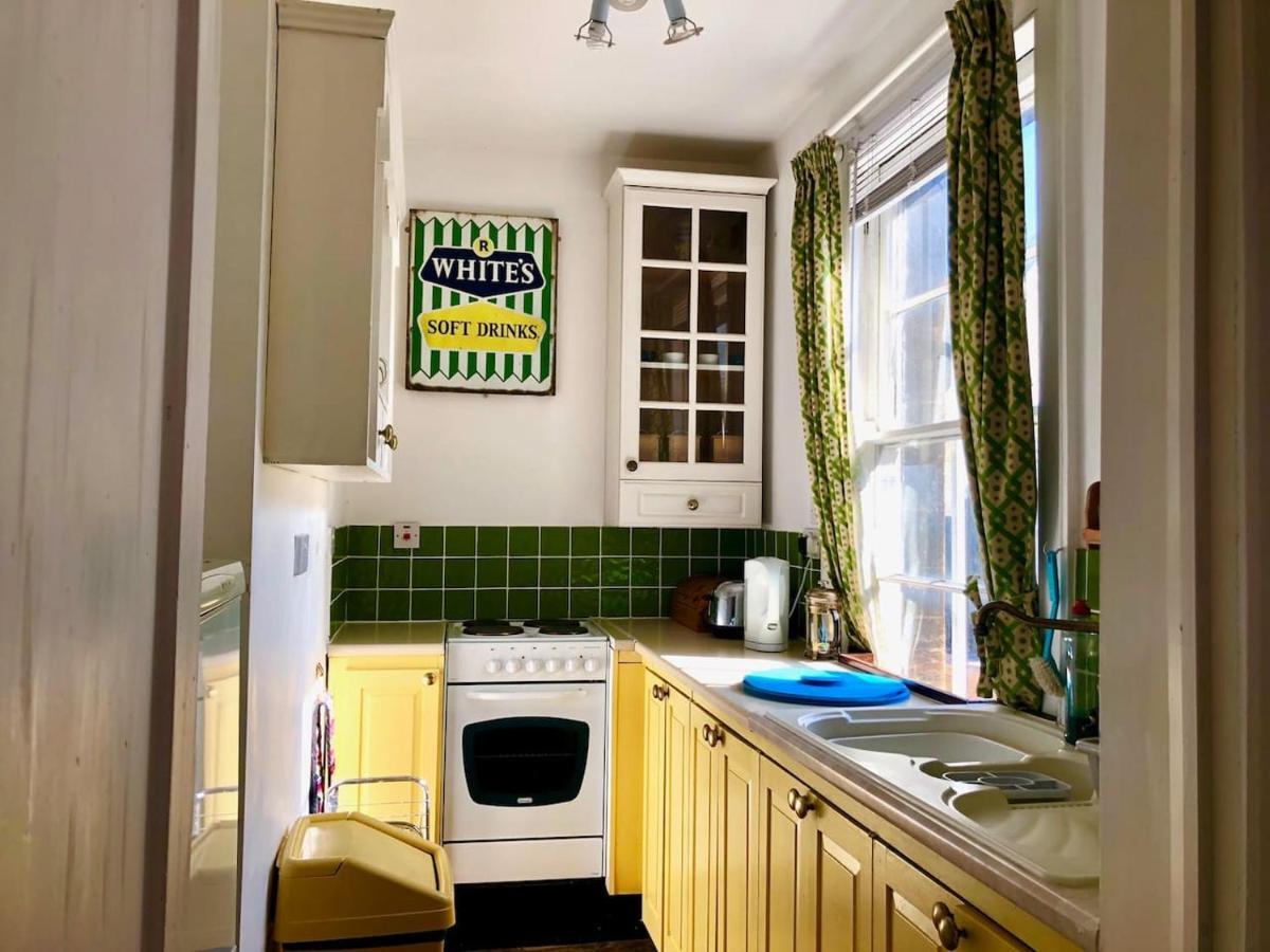Lauras Townhouse Apartments Dressmakers Salon Бат Экстерьер фото